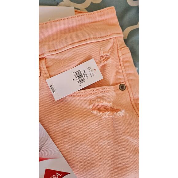 Old Navy Women’s Peach Mid-Rise Distressed Shorts Size 8 | 5” Inseam | NWT - Picture 2 of 8